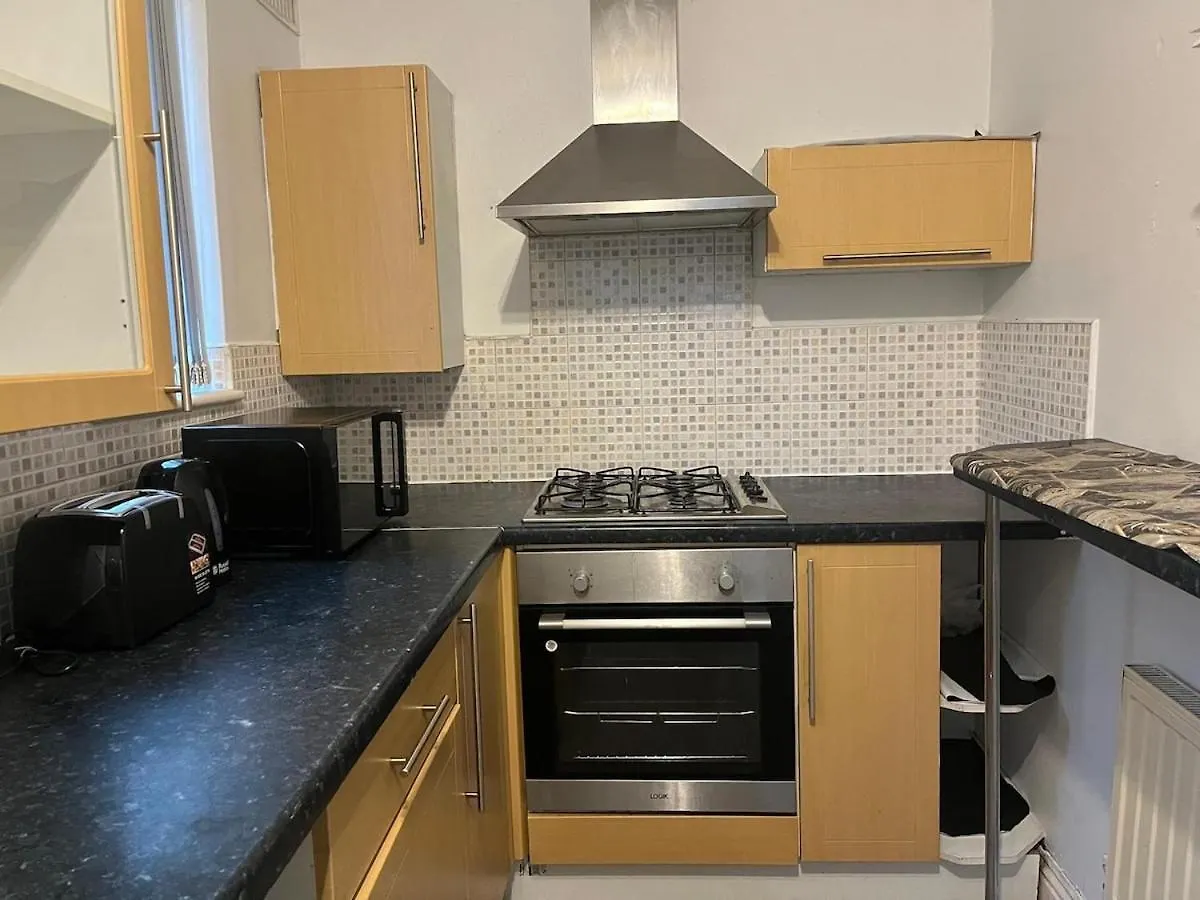 Cozy 2 Bedroom House In Bradford With 2 Private Car Parking And Garden Брадфорд