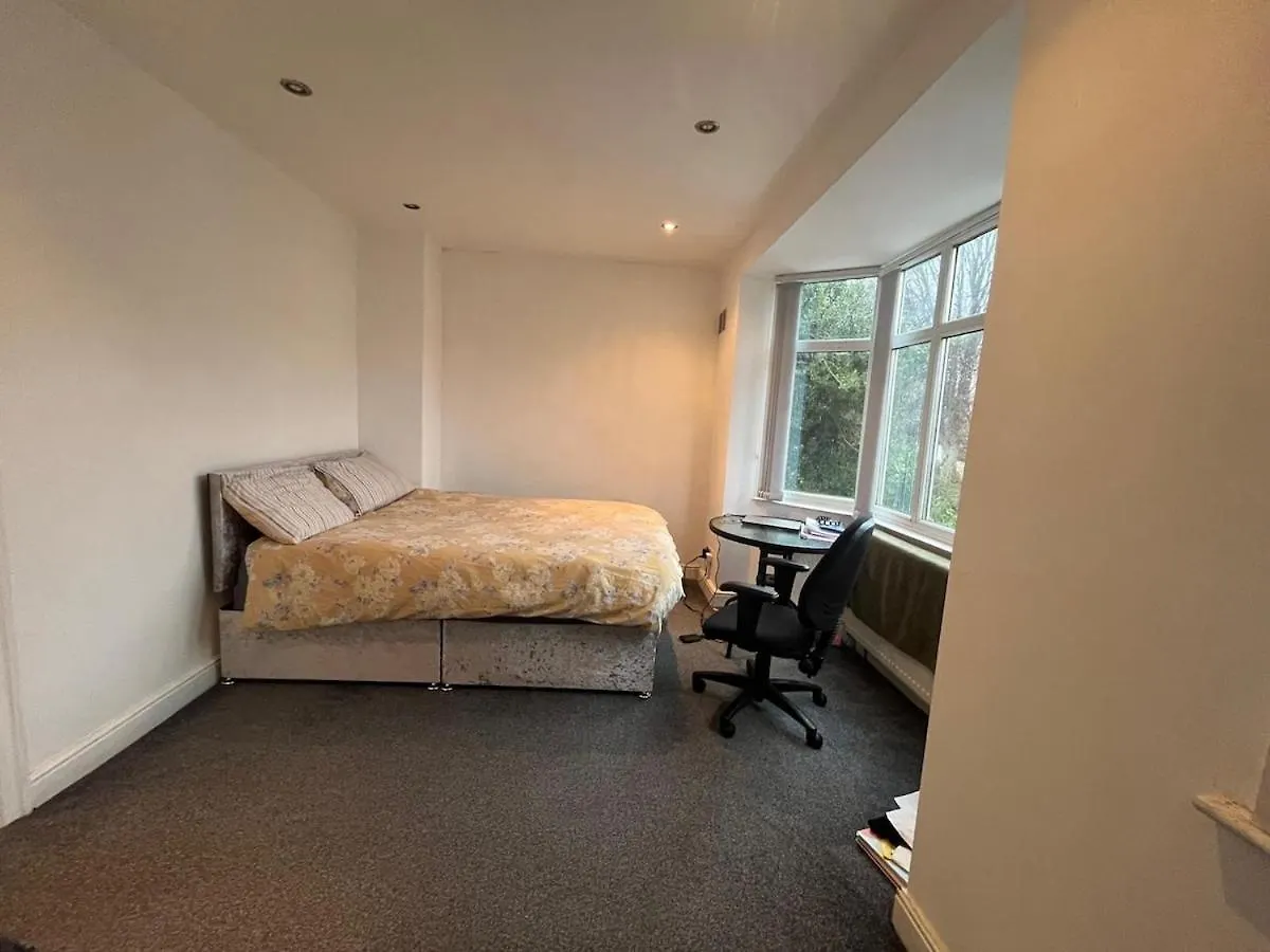 Cozy 2 Bedroom House In Bradford With 2 Private Car Parking And Garden Vakantiehuis Bradford (West Yorkshire)