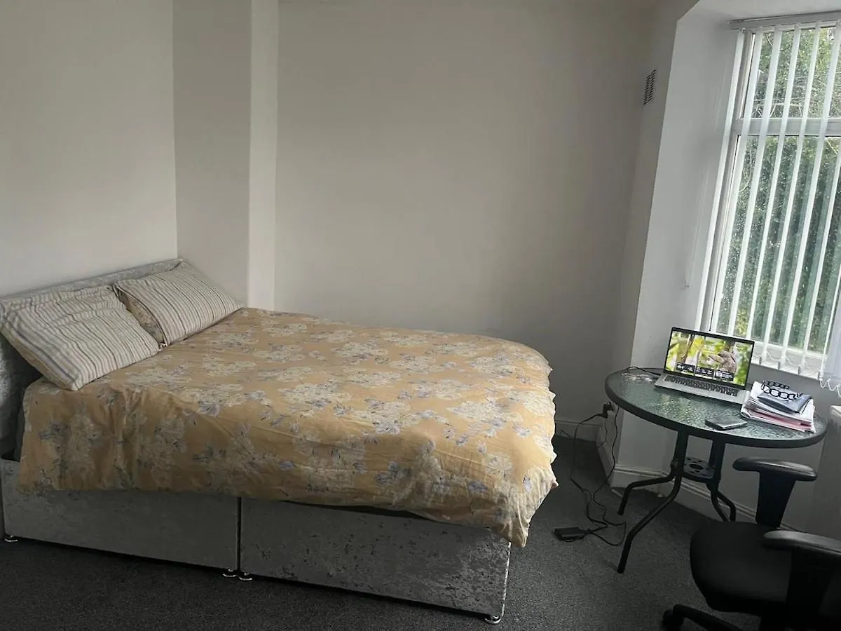 Cozy 2 Bedroom House In Bradford With 2 Private Car Parking And Garden 0*, Bradford (West Yorkshire)