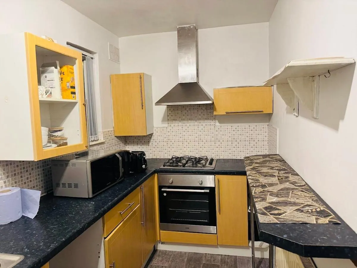 Cozy 2 Bedroom House In Bradford With 2 Private Car Parking And Garden Vakantiehuis Bradford (West Yorkshire)