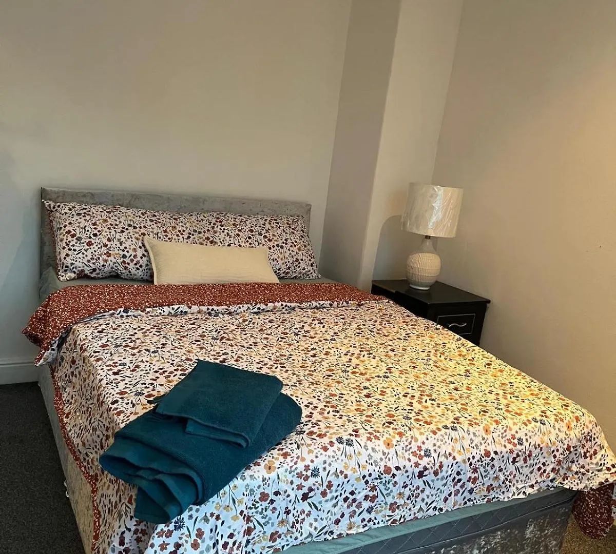 Cozy 2 Bedroom House In Bradford With 2 Private Car Parking And Garden Vakantiehuis